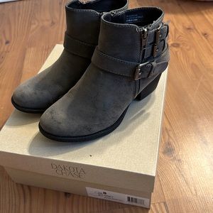 Size 8 women’s rugged ankle boot with zipper closure